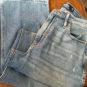 Hollister Light Blue Ultra High-Rise Dad Jean like new without tags so soft